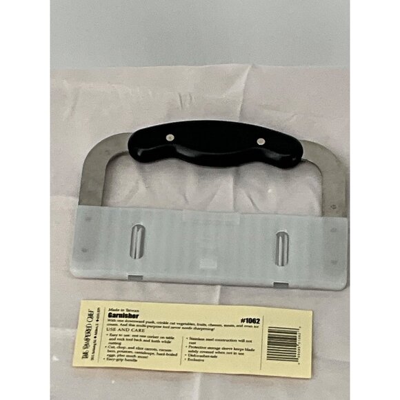 The Pampered Chef Crinkle Cutter Garnisher #1062 Stainless Steel & Plastic - Picture 2 of 5